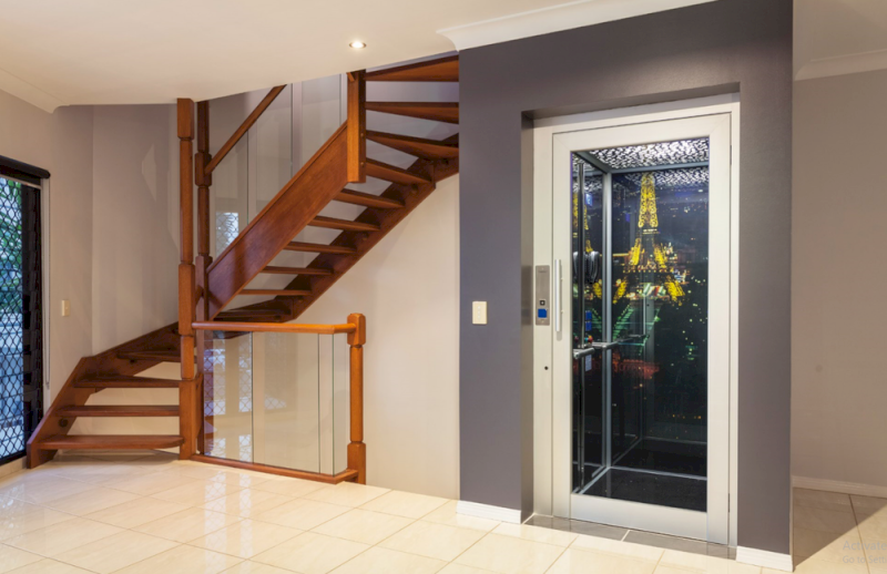 Thang máy cáp kéo thường được lắp đặt một phòng máy trên đỉnh giếng thang để vận hành và điều khiển những sợi cáp chịu tải trọng lớn